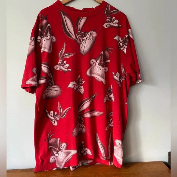 Lot 29 Looney Tunes Bugs Bunny Daffy Duck Wile E. Coyote AOP Red T-Shirt  XXL - Picture 1 of 8